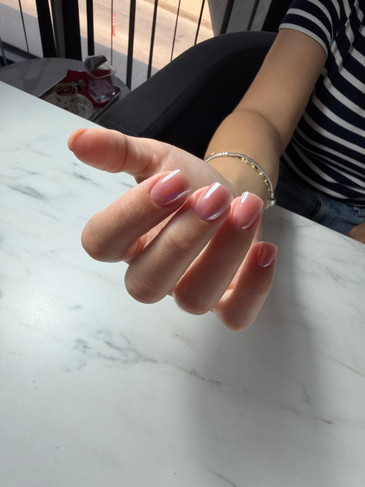 Aurora chrome efektli kısa tırnak manikürü - Nail Islands Kuşadası