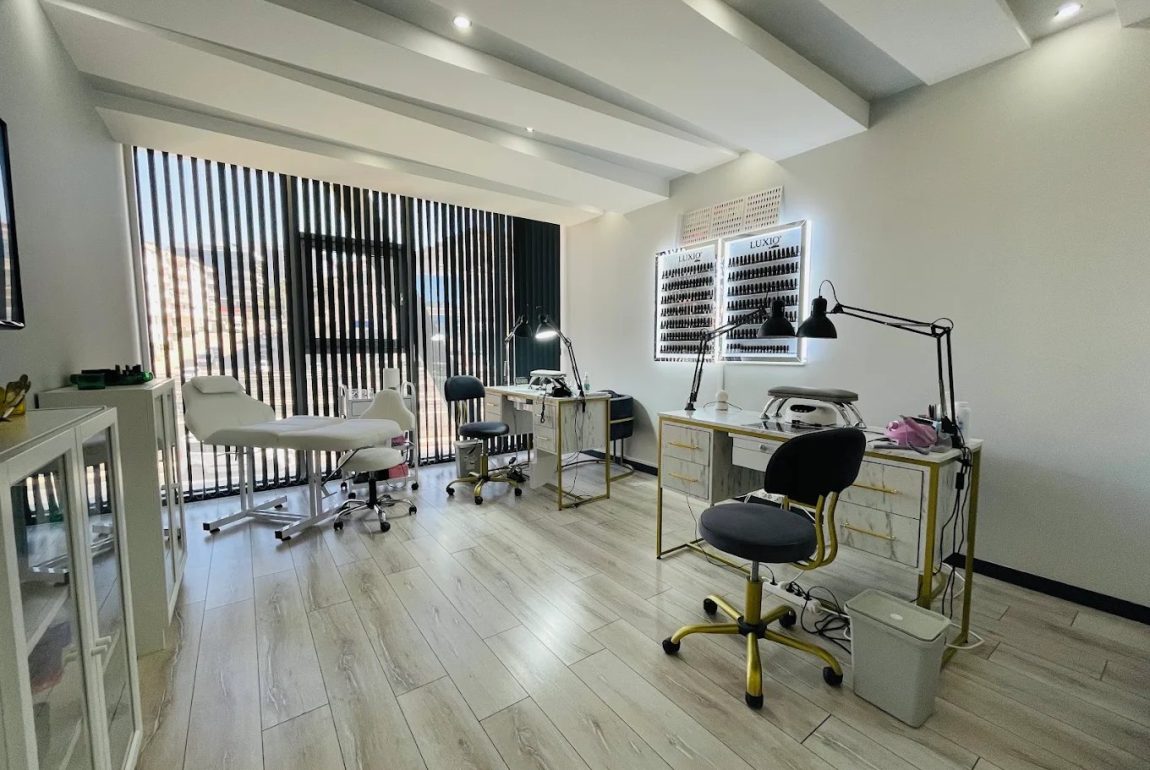 Nail Islands Kuşadası salon iç mekânı: hijyenik ve düzenli manikür ve pedikür çalışma alanı