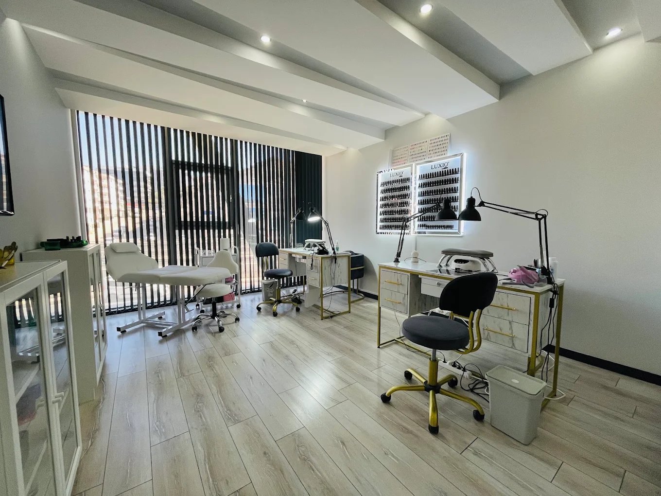 Nail Islands Kuşadası salon iç mekânı: hijyenik ve düzenli manikür ve pedikür çalışma alanı