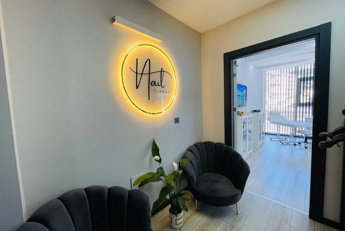 Nail Islands Kuşadası karşılama alanı: ışıklı logo ve bekleme koltukları