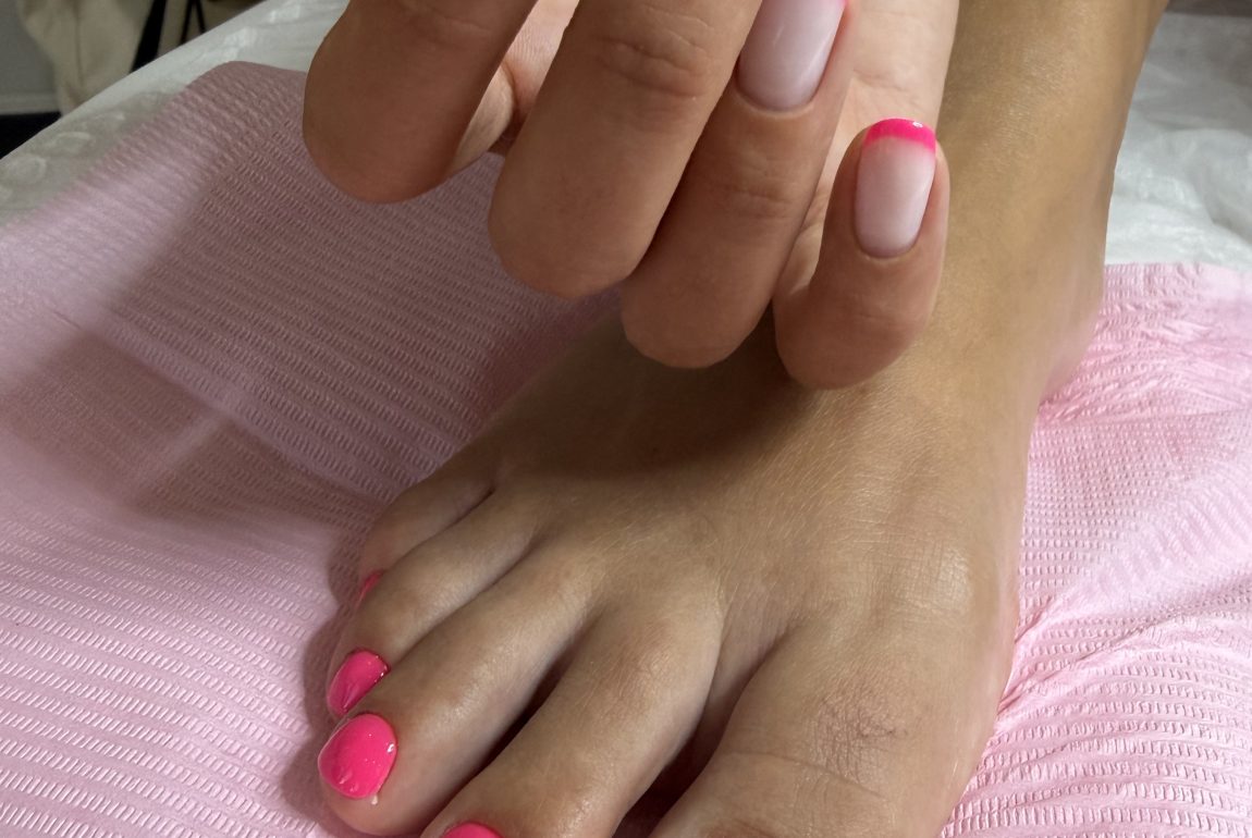 Neon pembe mikro French manikür ve uyumlu neon pembe pedikür seti - Nail Islands Kuşadası